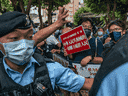 La police a érigé une barrière alors que des militants pro-démocratie manifestent dans le district de Wan Chai à Hong Kong le 1er octobre 2021.
