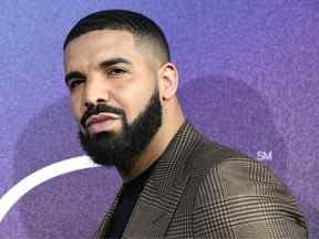 Drake s'est installé dans sa maison de la région de Bridle Path dans le nord de Toronto, mais déménage à Los Angeles.