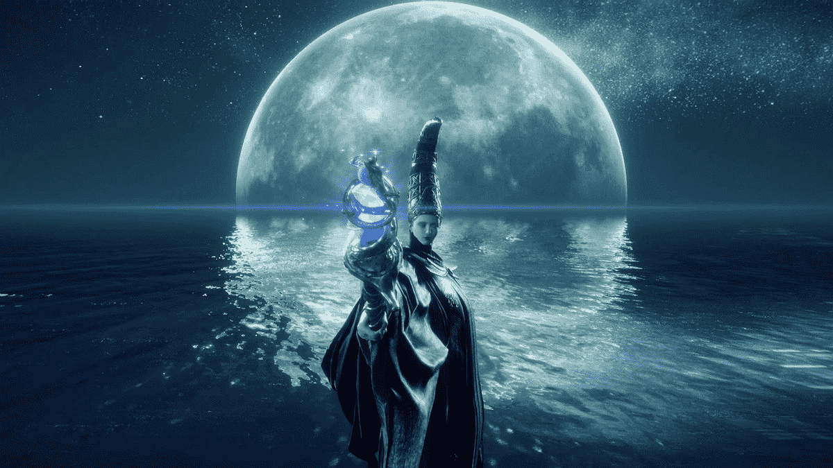 Elden Ring - Rennala, Reine de la Pleine Lune, pose.  Elle porte une robe élaborée, un grand chapeau conique et tient un grand sceptre.  La pleine lune se couche de manière menaçante derrière elle, projetant un reflet sur un plan d'eau derrière Rennala.