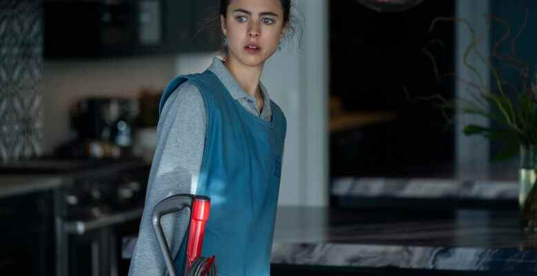 MAID (L to R) MARGARET QUALLEY as ALEX in episode 101 of MAID Cr. RICARDO HUBBS/NETFLIX © 2021