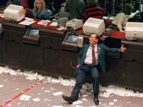 Un trader épuisé s'effondre sur sa chaise à la Bourse de Toronto le 19 octobre 1987, connu sous le nom de Black Monday.