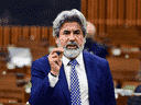Le ministre du Patrimoine, Pablo Rodriguez, a présenté aujourd'hui un projet de loi visant à obliger les géants du numérique à indemniser les médias canadiens pour la réutilisation de leur contenu d'information.