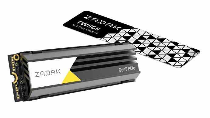 Le SSD Zadak TWSG5 PCIe 5.0, avec son dissipateur thermique en variante graphène en arrière-plan.