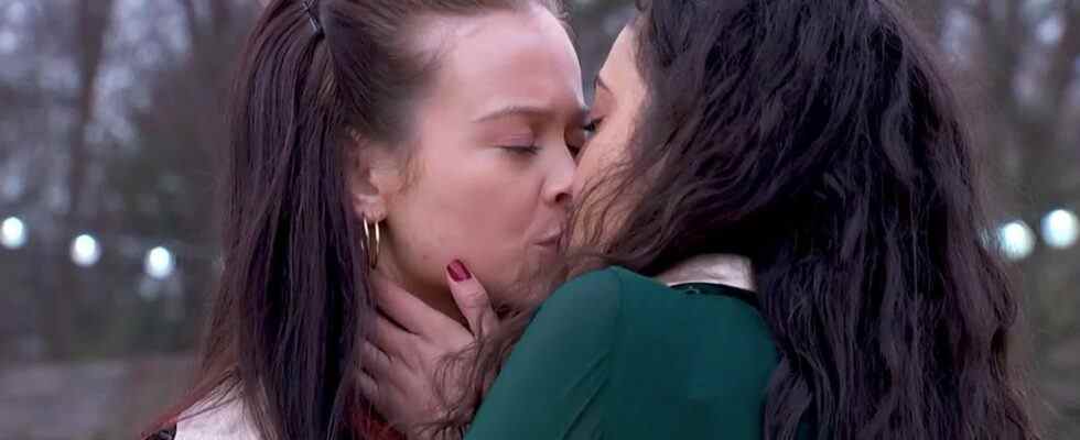 Hollyoaks diffuse un baiser surprise pour Nadira Valli et Juliet Nightingale