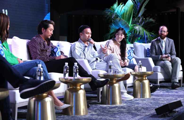 Justin Chon, Jin Ha, Min-ha Kim et Steve Greene prennent la parole sur scène lors du brunch IndieWire Consider This FYC qui s'est tenu le 12 mai 2022 à Los Angeles, en Californie.