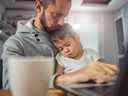 La pandémie a incité de nombreux professionnels à reconsidérer leurs schémas de travail et les pères surtout plus intéressés par des horaires de travail flexibles afin de pouvoir passer plus de temps avec leurs enfants.