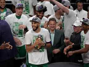 Jayson Tatum # 0 des Boston Celtics célèbre avec ses coéquipiers après avoir reçu le trophée Larry Bird MVP de la Conférence de l'Est après avoir vaincu le Miami Heat avec un score de 100 à 96 dans le septième match pour remporter la finale de la Conférence de l'Est des éliminatoires de la NBA 2022 à FTX Arena le 29 mai 2022 à Miami.
