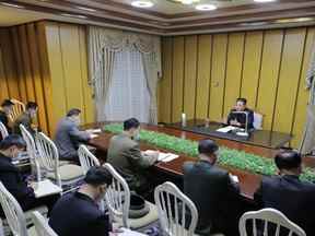 Cette photo prise le jeudi 12 mai 2022 et publiée par l'agence de presse centrale coréenne officielle de la Corée du Nord le 13 mai montre le dirigeant nord-coréen Kim Jong Un (à droite) inspectant le Commandement national de la quarantaine d'urgence dans un lieu tenu secret en Corée du Nord.