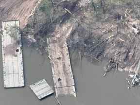 Une vue aérienne des vestiges de ce qui semble être un pont de fortune sur la rivière Siverskyi Donets, dans l'est de l'Ukraine, dans cette image de document téléchargée le 12 mai 2022.