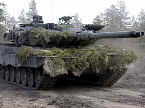 Un char de combat Leopard de la Brigade blindée participe à l'exercice mécanisé Arrow 22 de l'armée à la garnison de Niinisalo à Kankaanpaa, en Finlande, le 4 mai 2022.