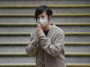 La militante de Hong Kong et star de la musique Denise Ho s'incline alors qu'elle est libérée du poste de police de l'Ouest après plus de 24 heures de garde à vue, le 30 décembre 2021.