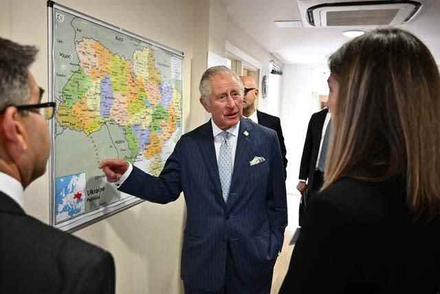 Le prince de Galles, dans son rôle de patron de World Jewish Relief, voit une carte de l'Ukraine