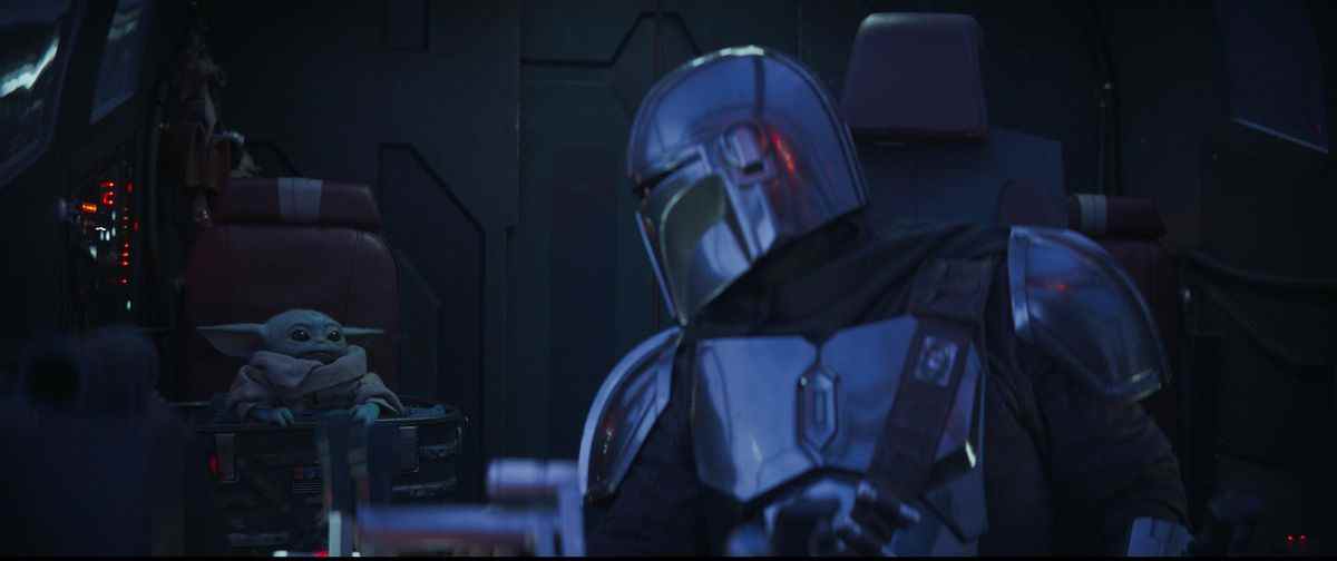 Le Mandalorien revient sur Baby Yoda dans le cockpit du Razor Crest.