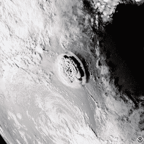 L'éruption Hunga vue du satellite GOES-17 de la National Oceanic and Atmospheric Administration.