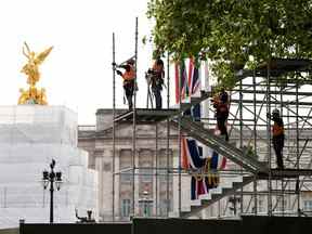 Des ouvriers construisent des structures temporaires autour du palais de Buckingham avant les célébrations prévues pour le jubilé de platine de la reine Elizabeth, à Londres, le 6 mai 2022.