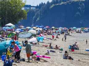 Les gens font face à la vague de chaleur à Ambleside Beach West Vancouver le 26 juin 2021.