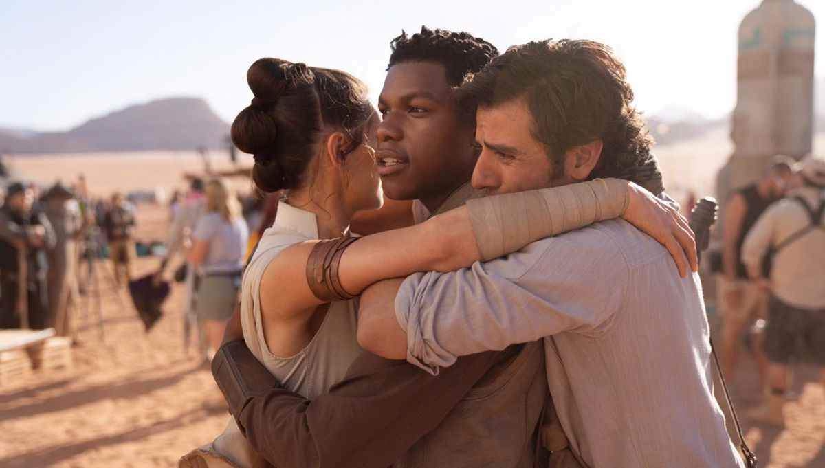 Rey (Daisy Ridley), Poe (Oscar Isaac) et Finn (John Boyega) s'embrassent en groupe dans un moment de triomphe, car l'émotion n'est pas aussi mauvaise que les Jedi le disent