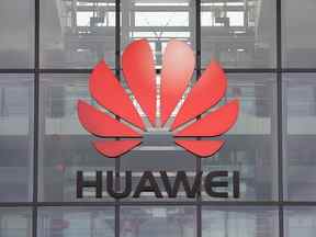 Le logo Huawei est représenté sur le bâtiment du siège à Reading, en Angleterre, le 14 juillet 2020.