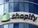 Shopify annonce qu'il va acquérir la société de logistique Deliverr pour 2,1 milliards de dollars.
