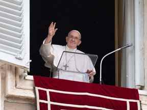 Le pape François salue depuis une fenêtre lors de la prière de Regina Caeli, sur la place Saint-Pierre au Vatican, le 8 mai 2022.