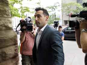 Le chanteur Jacob Hoggard arrive au palais de justice de Toronto pour la deuxième journée de son audience préliminaire pour déterminer si son affaire d'agression sexuelle sera jugée, le 12 juillet 2019 à Toronto, au Canada.