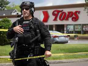 Un policier de Buffalo travaille sur les lieux d'une fusillade dans un supermarché Tops à Buffalo le 17 mai 2022.