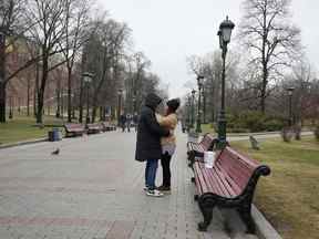 Un couple s'embrasse à Moscou, en avril.