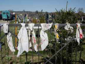 Des écharpes funéraires sont accrochées à la clôture du cimetière le 14 avril 2022 à Hostomel, en Ukraine.