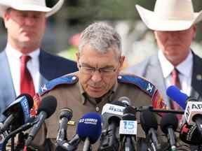 Steven C. McCraw, directeur et colonel du ministère de la Sécurité publique du Texas, s'exprime lors d'une conférence de presse sur la fusillade de masse à l'école primaire Robb à Uvalde, Texas, le vendredi 27 mai 2022.
