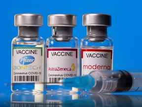 Des flacons avec des étiquettes de vaccins Pfizer-BioNTech, AstraZeneca et Moderna COVID-19 sont visibles sur cette photo d'illustration prise le 19 mars 2021.