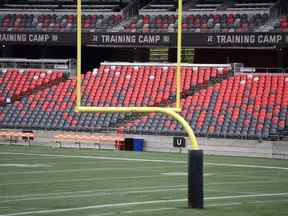 Le terrain est vide, mais les écrans du stade montrent toujours des signes pour le camp d'entraînement du Rouge et Noir d'Ottawa à la Place TD, domicile du Rouge et Noir d'Ottawa, à Ottawa le mardi 17 mai 2022.