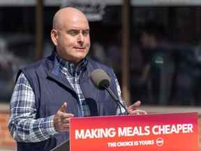 Le chef libéral de l'Ontario, Steven Del Duca, annonce son intention de supprimer la TVH sur les aliments préparés de moins de 20 $ à Vaughan, en Ontario, le samedi 30 avril 2022.