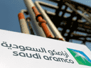 Le logo Saudi Aramco est représenté à l'installation pétrolière d'Abqaiq, en Arabie saoudite.  Saudi Aramco est récemment devenue l'entreprise la plus précieuse au monde.
