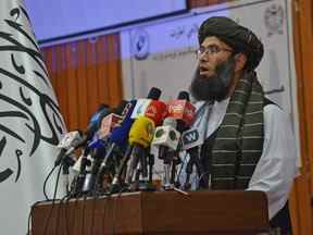 Le ministre taliban de la Promotion de la vertu et de la Prévention du vice Mohammad Khalid Hanafi prend la parole lors d'une cérémonie d'annonce du décret sur le code vestimentaire des femmes afghanes à Kaboul, le samedi 7 mai 2022.