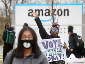 Un organisateur d'Amazon Labour Union accueille les travailleurs à l'extérieur du centre de tri LDJ5 d'Amazon alors que les employés commencent à voter pour syndiquer un deuxième entrepôt dans le quartier de Staten Island à New York le 25 avril 2022.