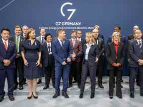 Des responsables du G7 et des ministres de l'Énergie, dont le Canadien Steven Guilbeault, au centre, posent lors d'un sommet à Berlin le 26 mai 2022.