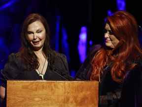 Ashley Judd, à gauche, pleure en parlant pendant que sa sœur Wynonna Judd écoute lors de la cérémonie de remise des médailles du Country Music Hall of Fame le dimanche 1er mai 2022 à Nashville, Tennessee.