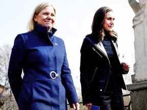 La Première ministre suédoise Magdalena Andersson marche avec la Première ministre finlandaise Sanna Marin avant une réunion à Stockholm, le 13 avril 2022.