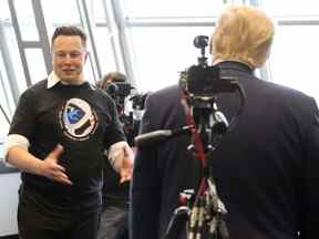 Le président Donald Trump et Elon Musk visitent la Firing Room Four à Cap Canaveral, en Floride, le 30 mai 2020.