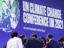 Les délégués discutent lors de la COP26 à Glasgow, en Écosse, le 13 novembre 2021. 