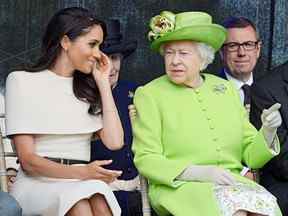 La reine Elizabeth de Grande-Bretagne et Meghan, la duchesse de Sussex, assistent à l'ouverture du pont Mersey Gateway à Runcorn, en Angleterre, le 14 juin 2018.