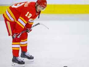 Calgary Flames Johnny Gaudreau pendant l'échauffement avant un match contre les Oilers d'Edmonton au hockey de la LNH à Calgary.