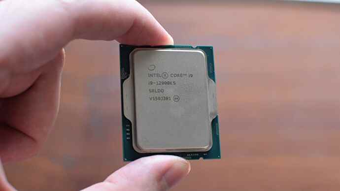 Un processeur Intel Core i9-12900KS tenu entre un doigt et un pouce.