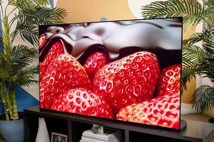 Une image de fraises affichée sur le téléviseur Sony A95K.