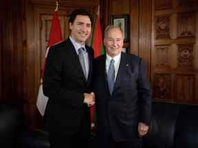 Le premier ministre Justin Trudeau rencontre l'Aga Khan sur la colline du Parlement à Ottawa le 17 mai 2016. La GRC a enquêté sur le voyage de Trudeau sur l'île privée de l'Aga Khan pour des vacances en famille.
