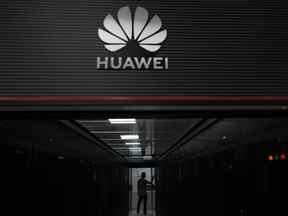 Un technicien se tient à l'entrée d'un centre de serveurs de données Huawei 5G au deuxième hôpital général provincial du Guangdong à Guangzhou, dans la province du Guangdong (sud de la Chine), le 26 septembre 2021.