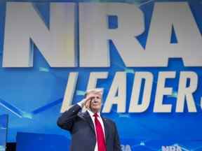 Donald Trump prend la parole pour s'adresser à la conférence annuelle de la National Rifle Association au Lucas Oil Stadium d'Indianapolis, le 26 avril 2019.