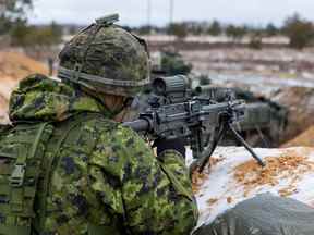 Des membres de l'armée canadienne lors de l'exercice Crystal Arrow 2022 à Adazi, en Lettonie, le 7 mars 2022.