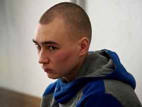 Le soldat russe Vadim Shishimarin est assis dans le box de l'accusé le deuxième jour de son procès pour crimes de guerre pour avoir tué un civil, dans un palais de justice de Kiev, en Ukraine, le jeudi 19 mai 2022.