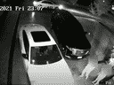Une capture d'écran d'une vidéo de surveillance à domicile publiée par la police de Toronto plus tôt cette année montre des voleurs de voiture sortant d'une allée alors que deux victimes regardent avec un véhicule volé.